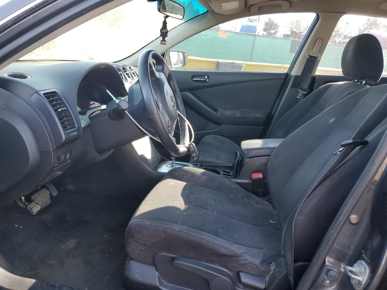 Nissan Altima Base Image 9