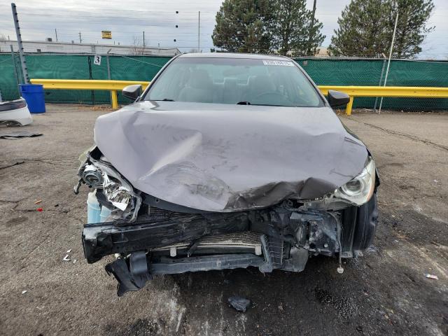 Toyota Camry Le Image 5