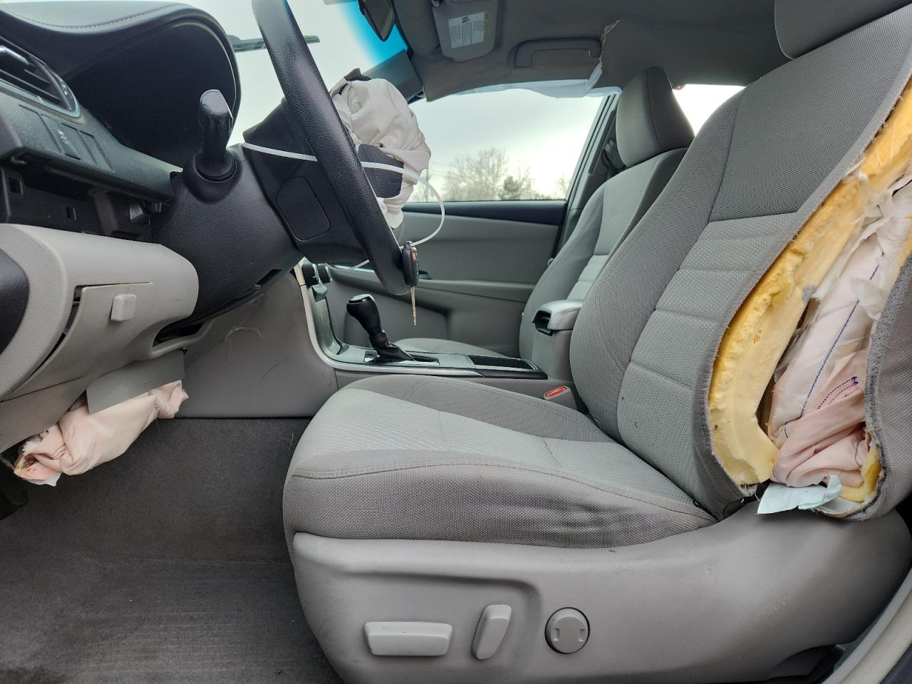 Toyota Camry Le Image 12