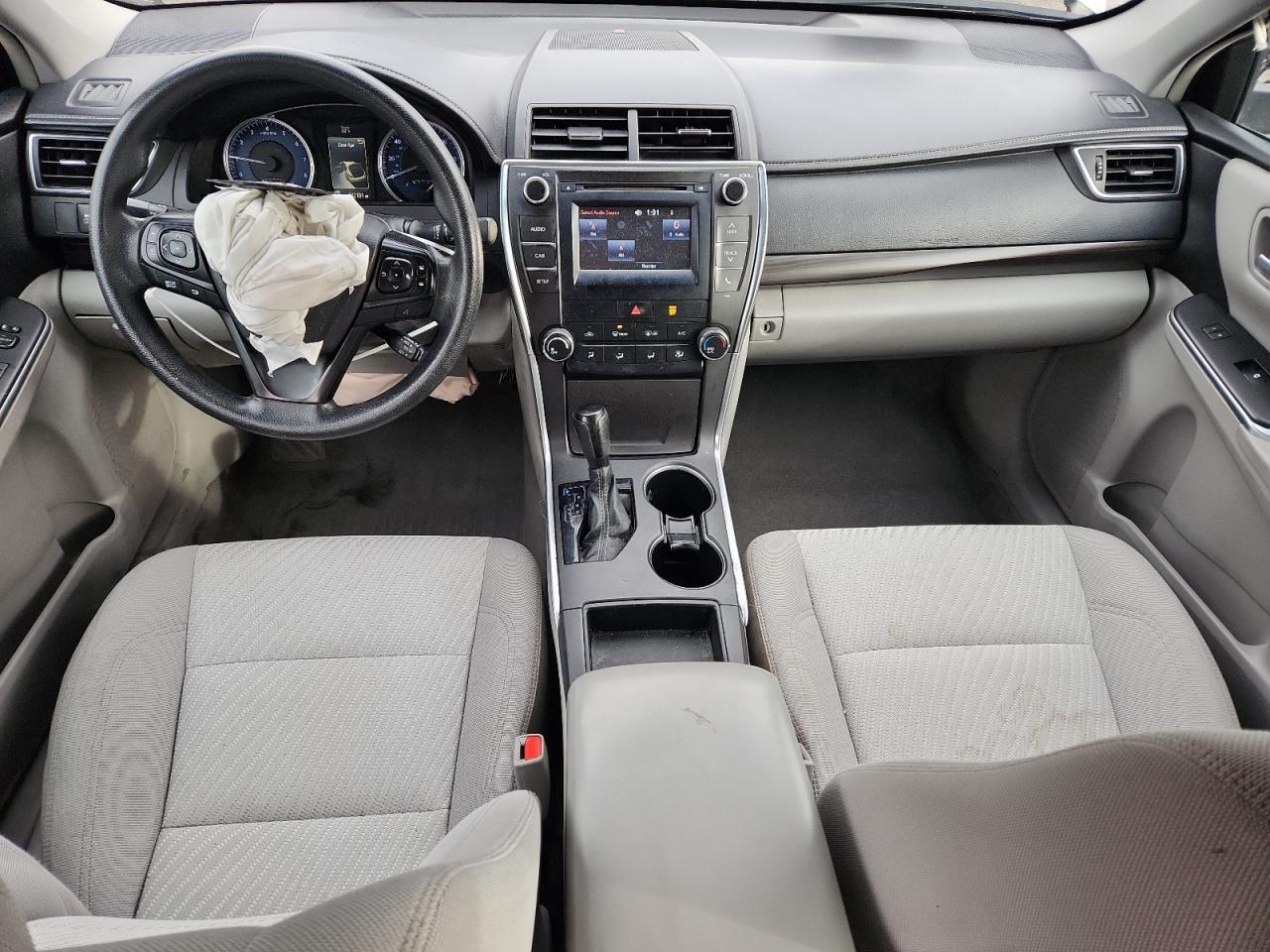 Toyota Camry Le Image 3