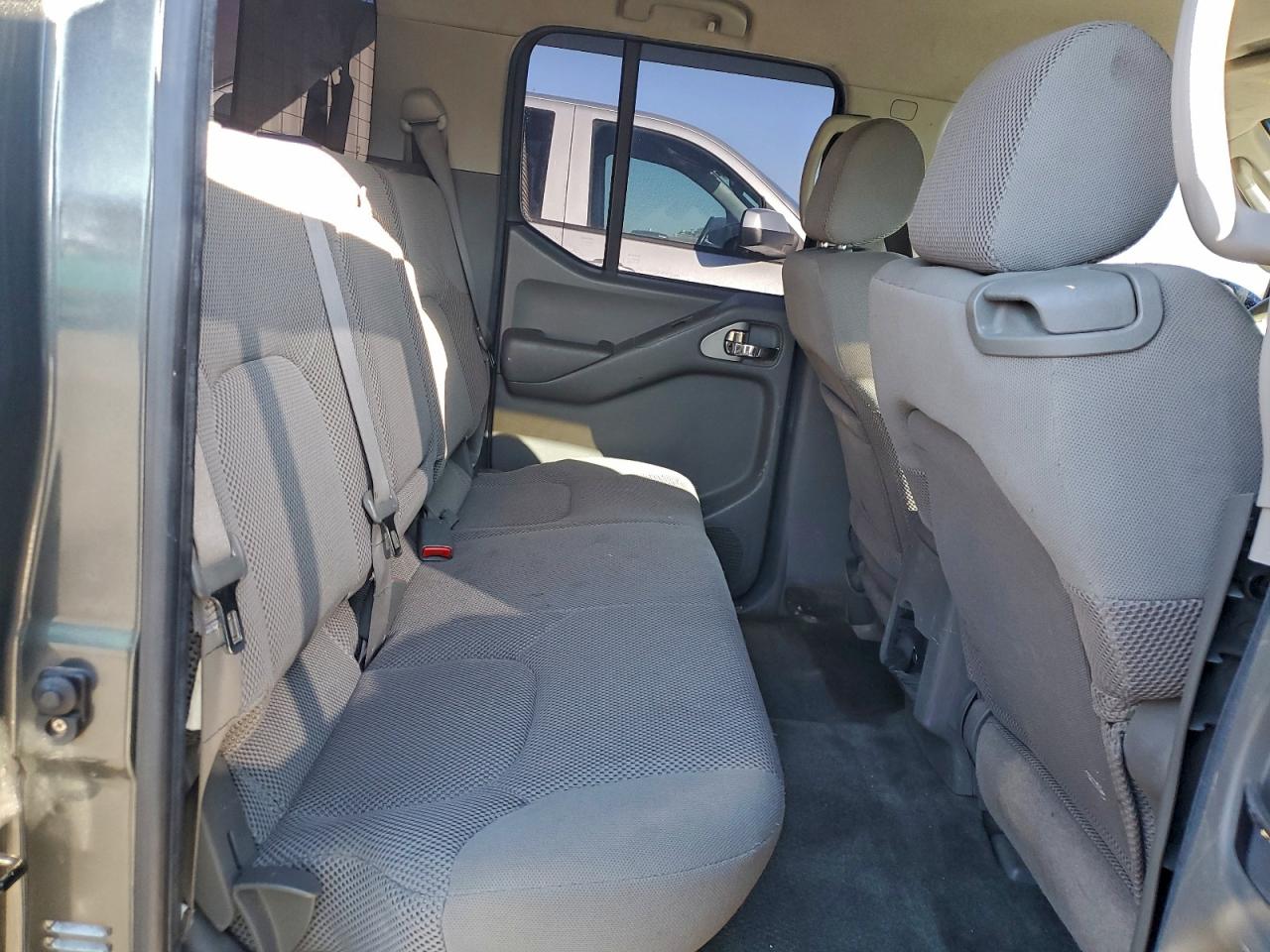 Nissan Frontier Crew Cab Le Image 10