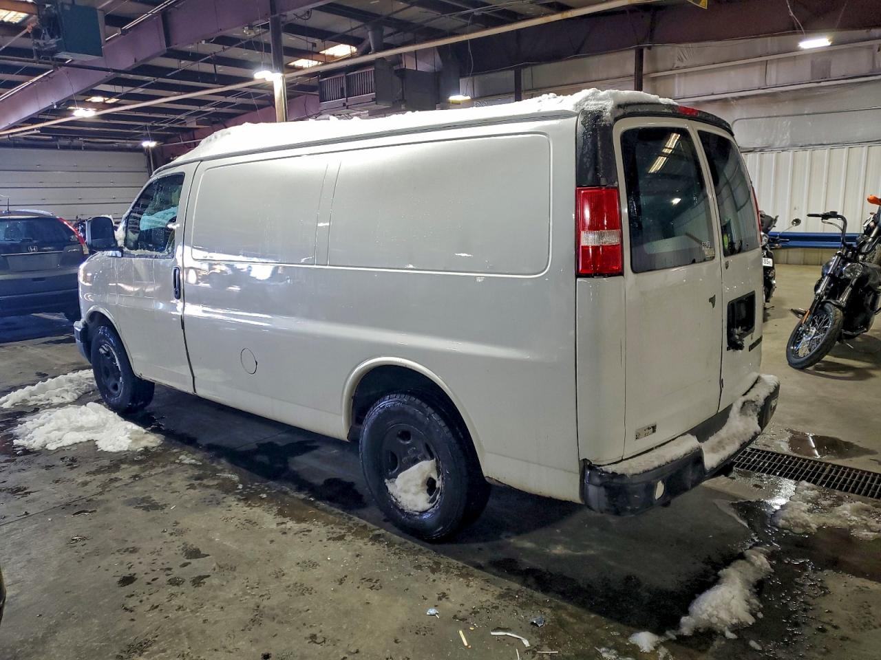 Chevrolet Express Image 2