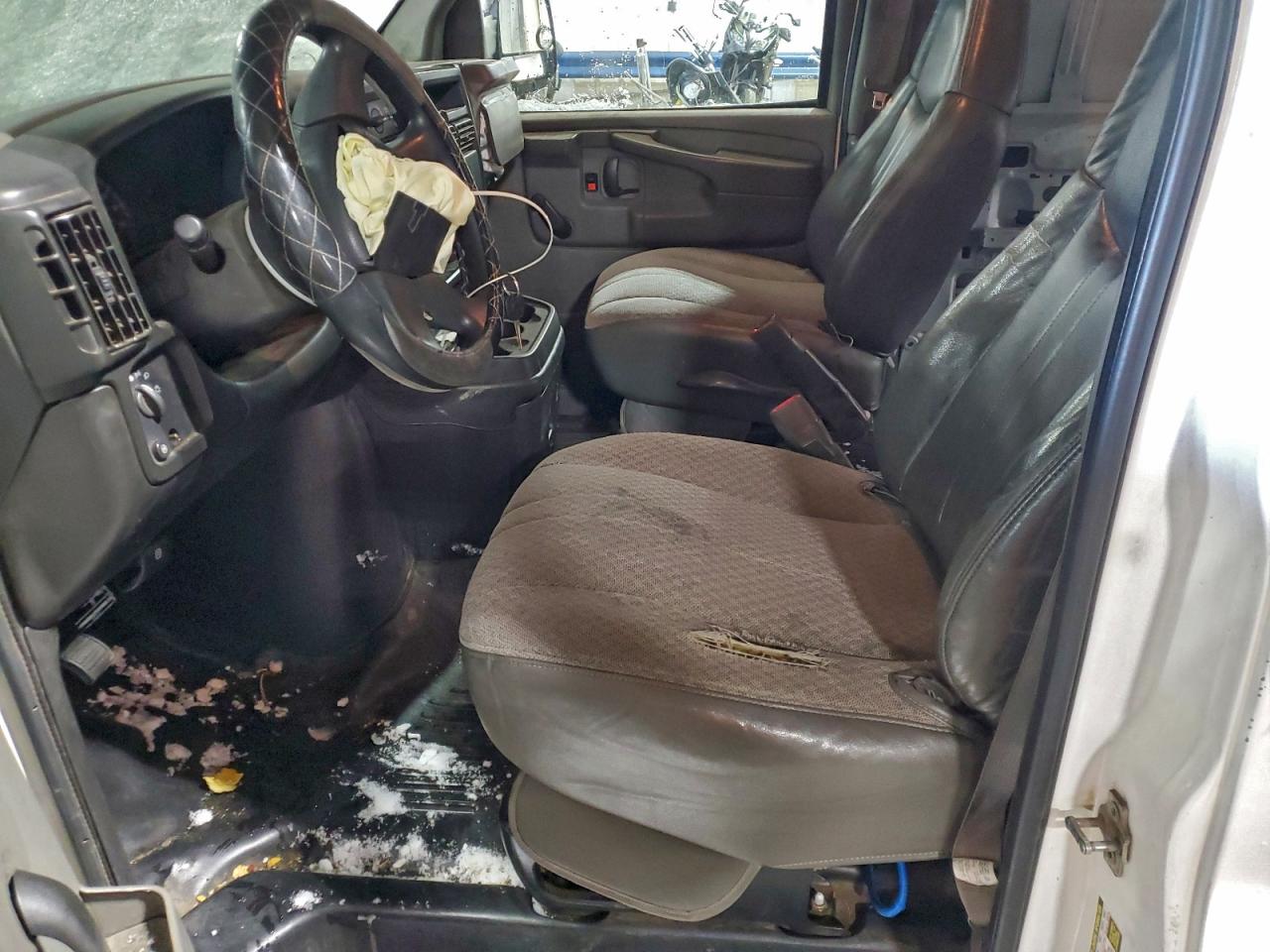 Chevrolet Express Image 12