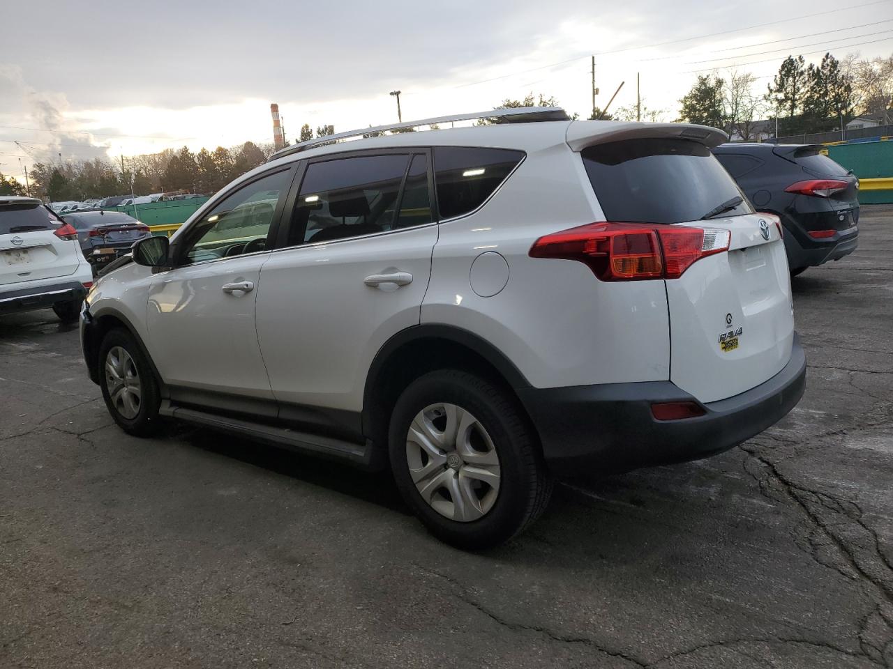 Toyota RAV4 Le Image 2