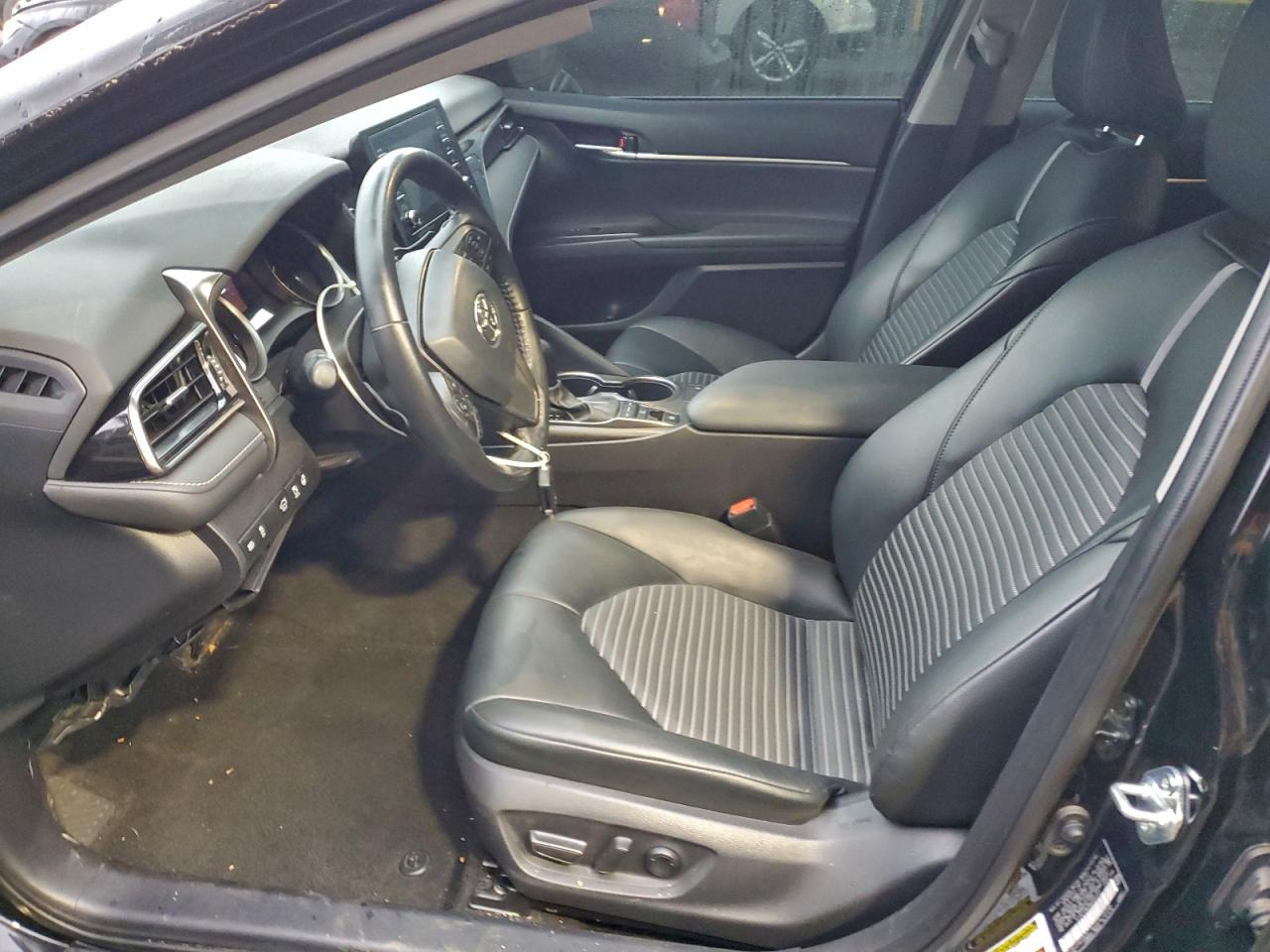 Toyota Camry Se Image 8