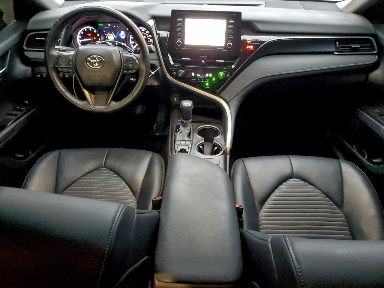 Toyota Camry Se Image 11