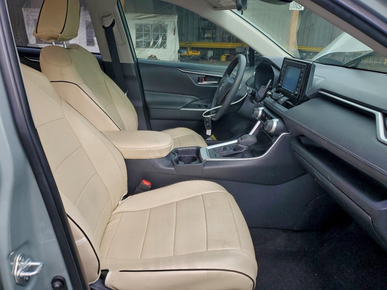 Toyota RAV4 Xle Image 11