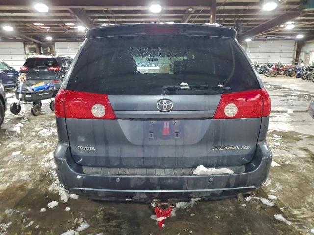 Toyota Sienna Xle Image 3