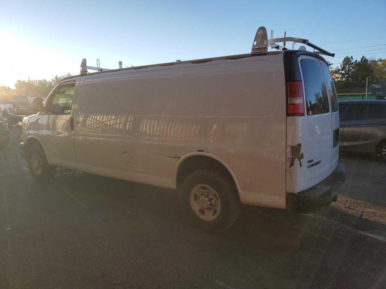 Chevrolet Express Image 2