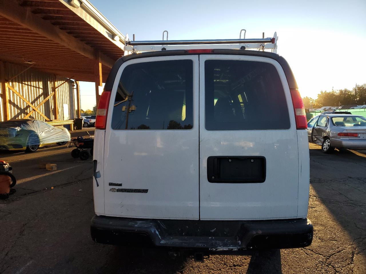 Chevrolet Express Image 13