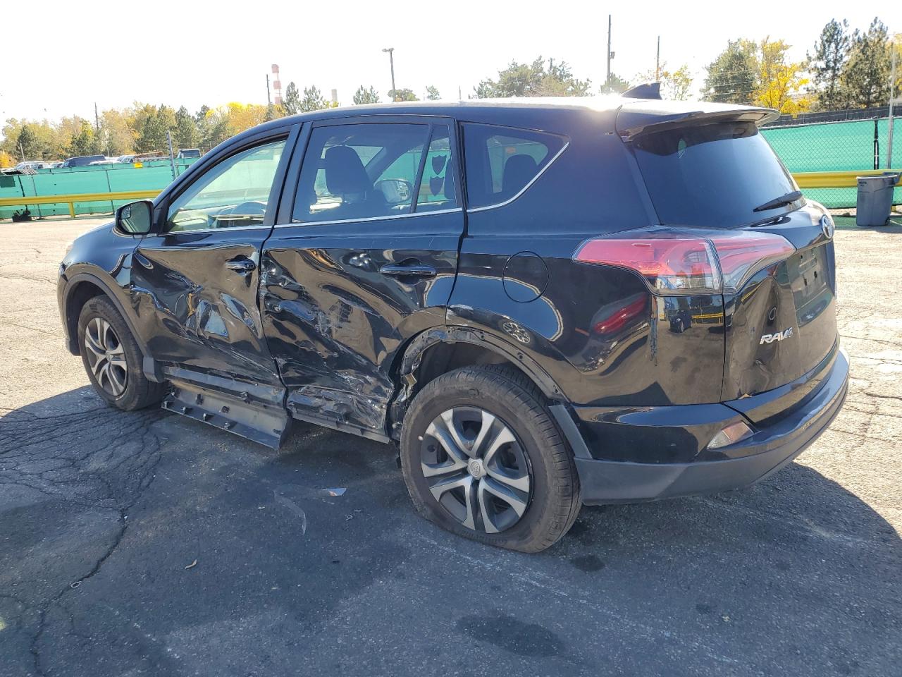 Toyota RAV4 Le Image 2