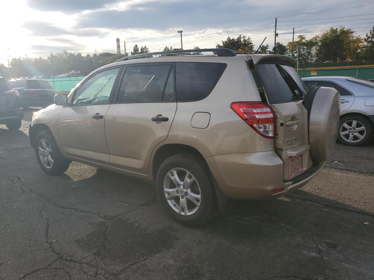 Toyota RAV4 Image 2