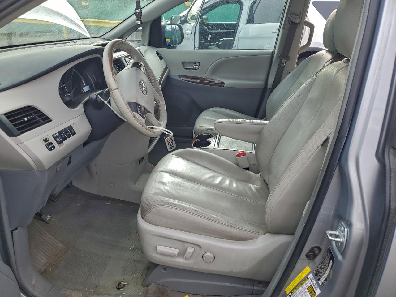 Toyota Sienna Xle Image 2
