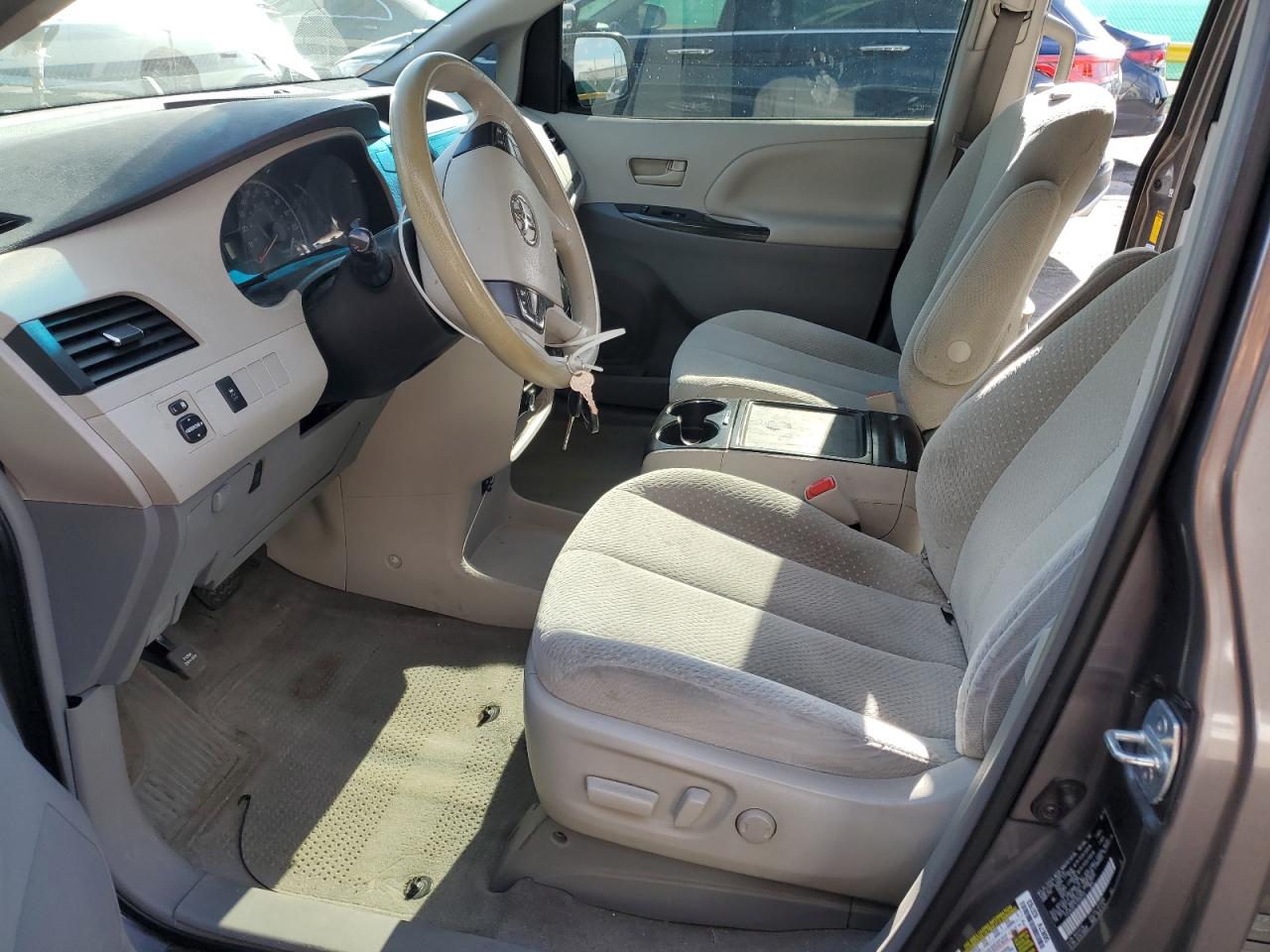 Toyota Sienna Le Image 5