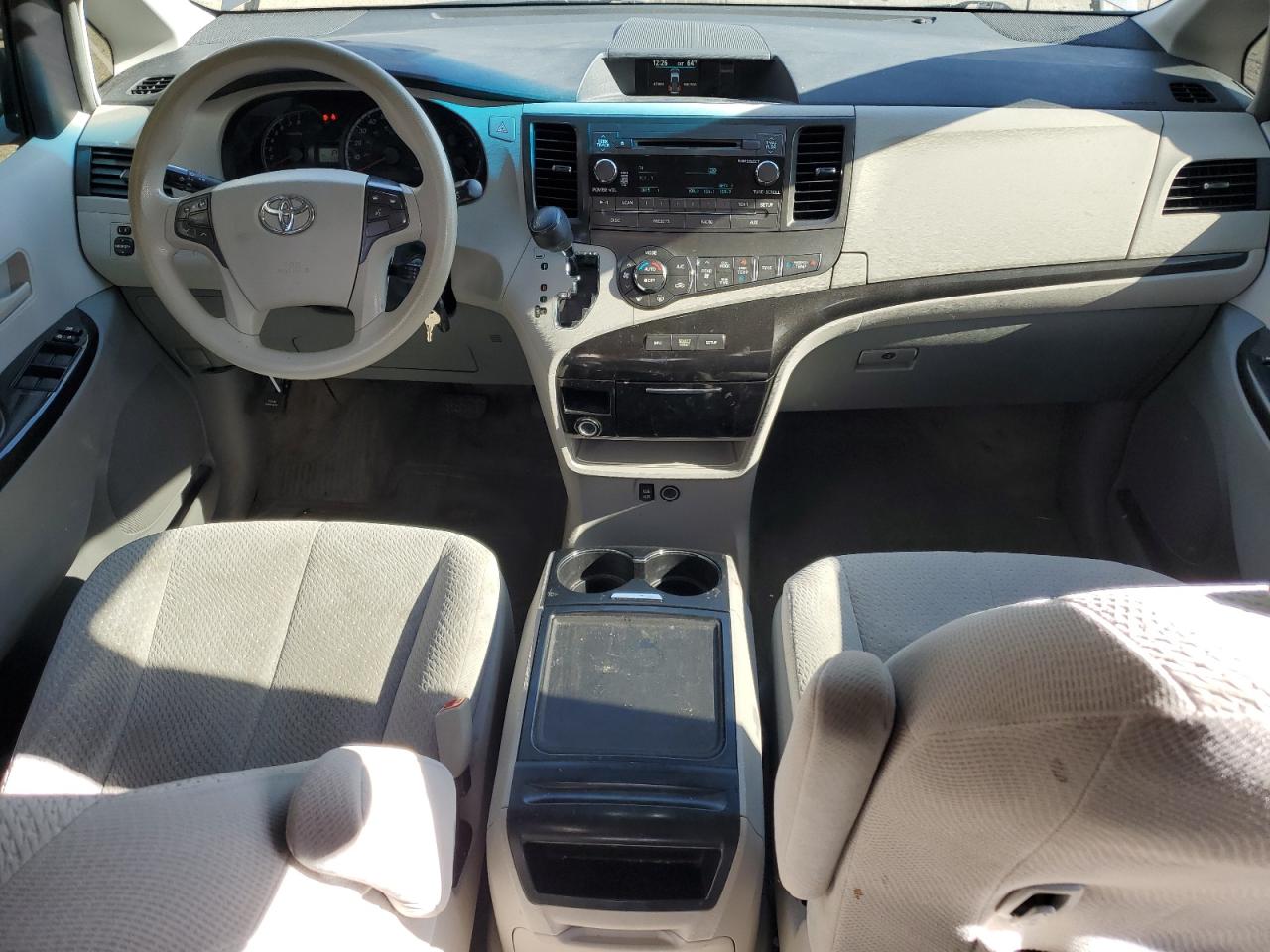 Toyota Sienna Le Image 8