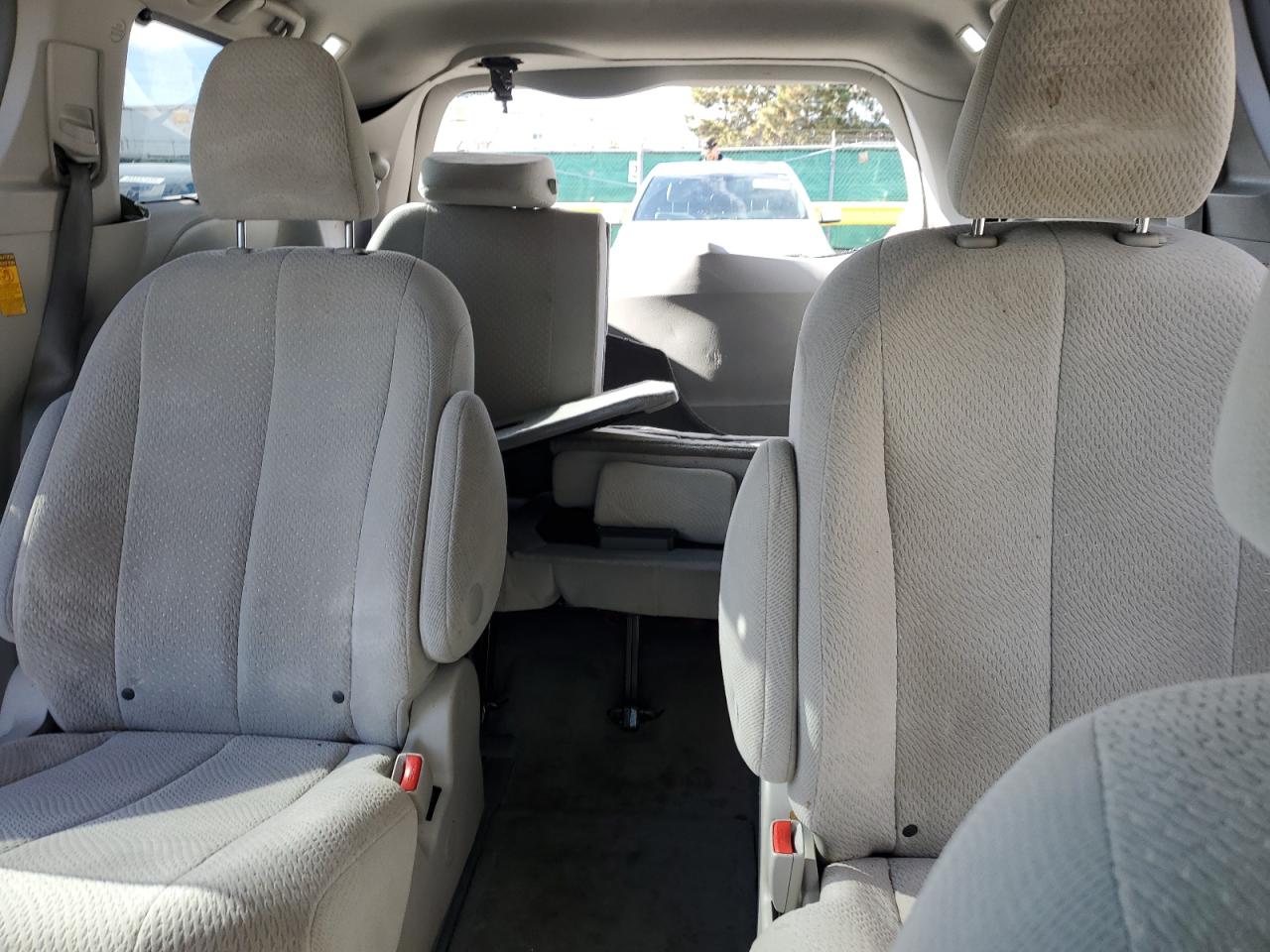 Toyota Sienna Le Image 6