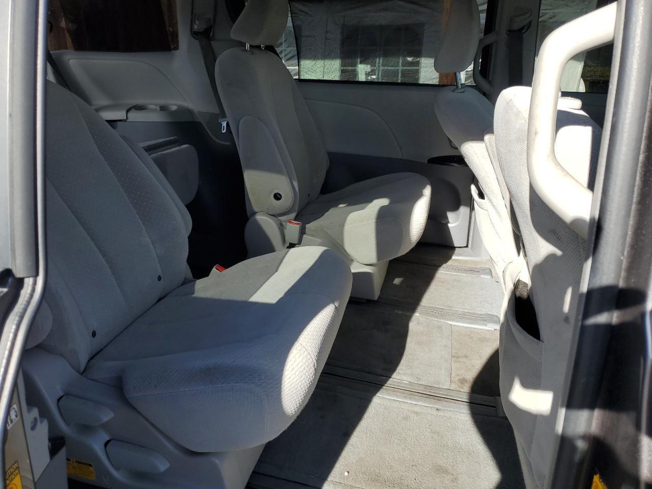 Toyota Sienna Le Image 9