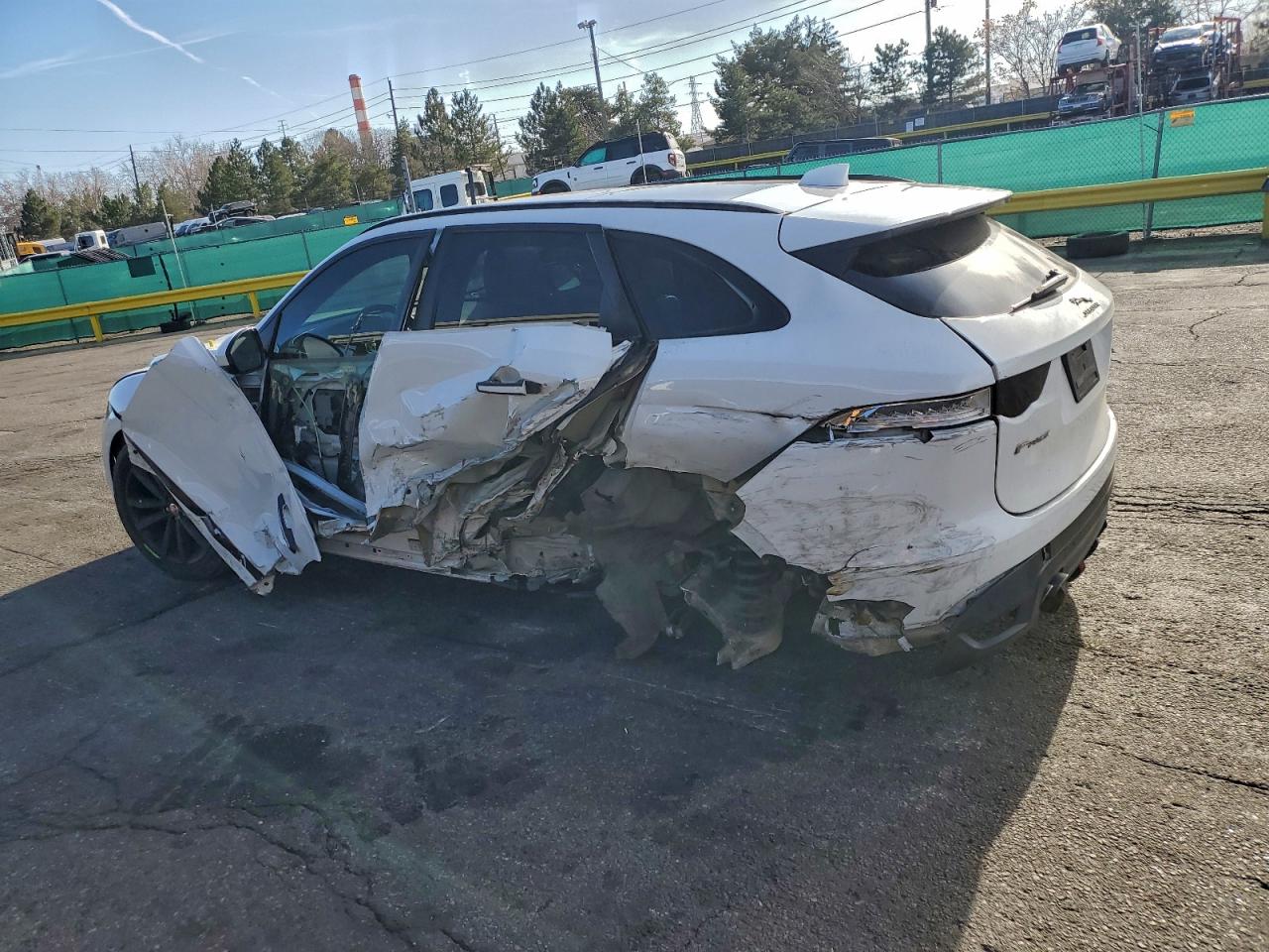 Jaguar F-PACE Prestige Image 9