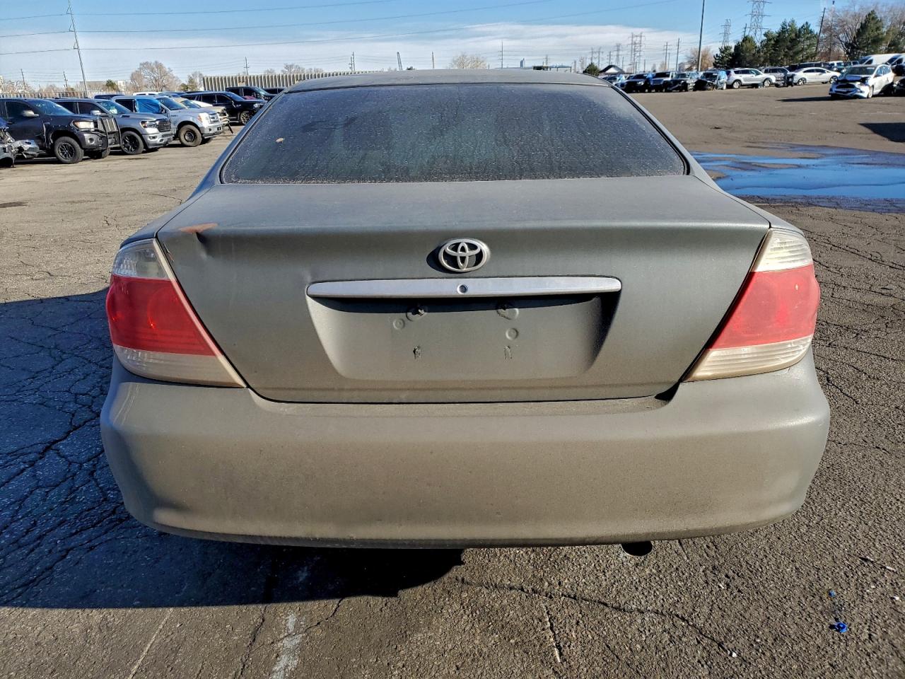 Toyota Camry Le Image 7