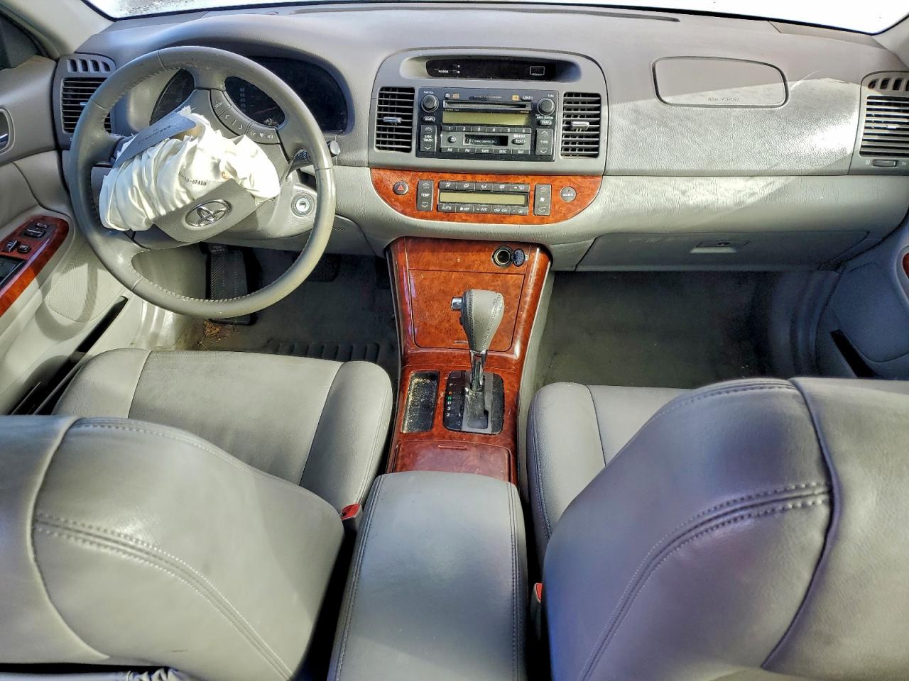 Toyota Camry Le Image 4