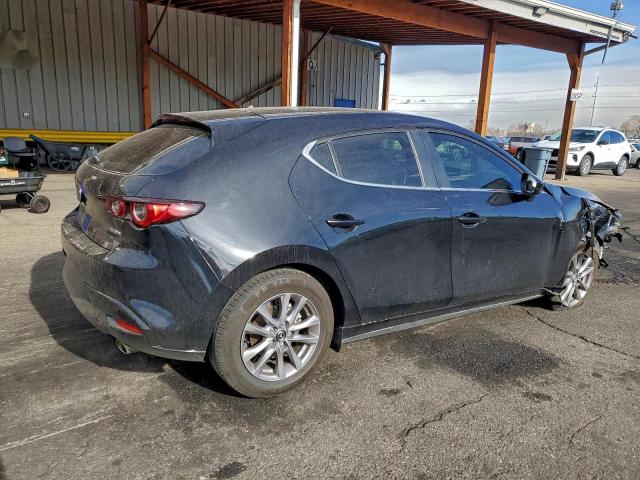 Mazda 3 Image 8