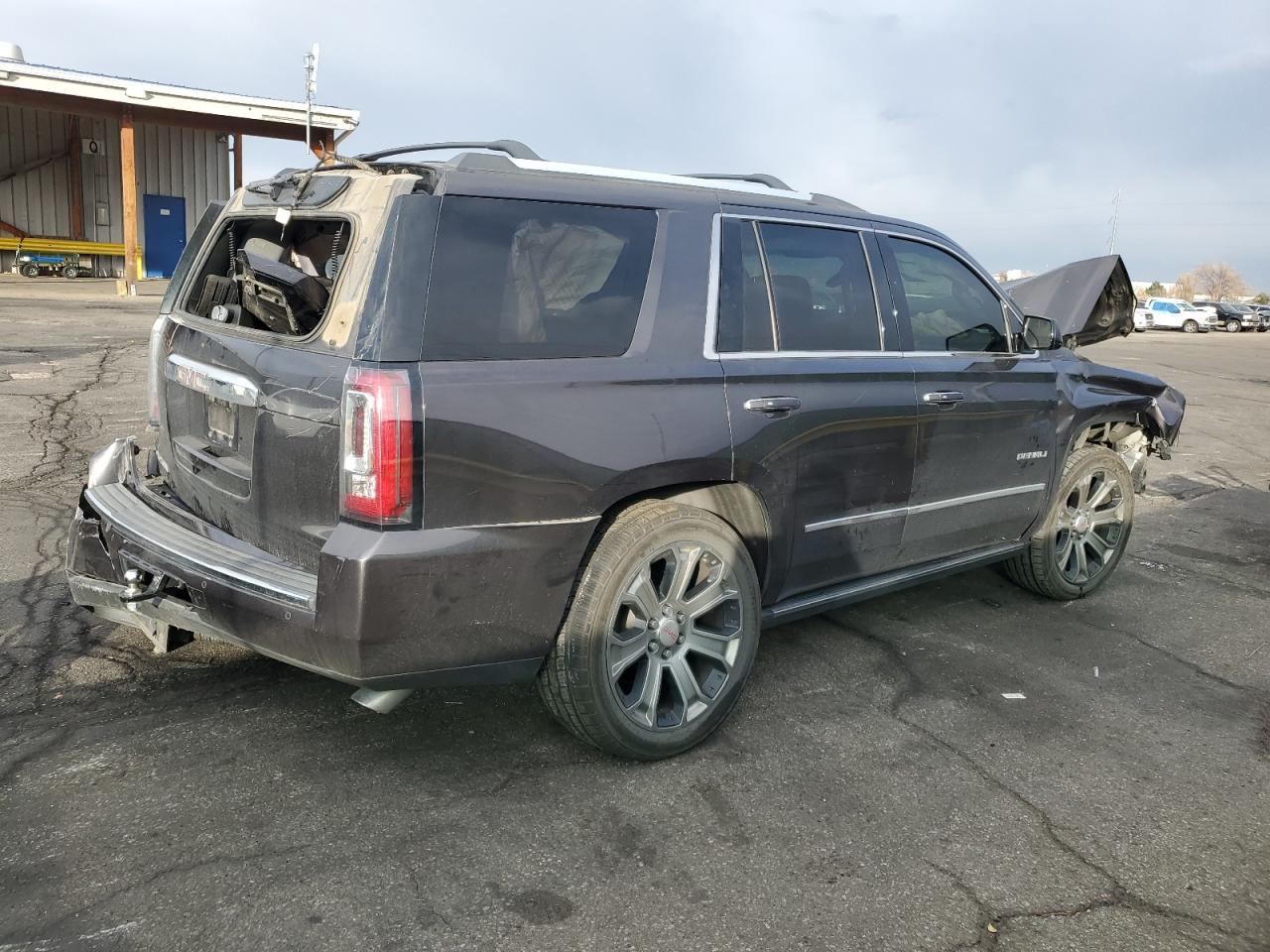 GMC Yukon Denali Image 8