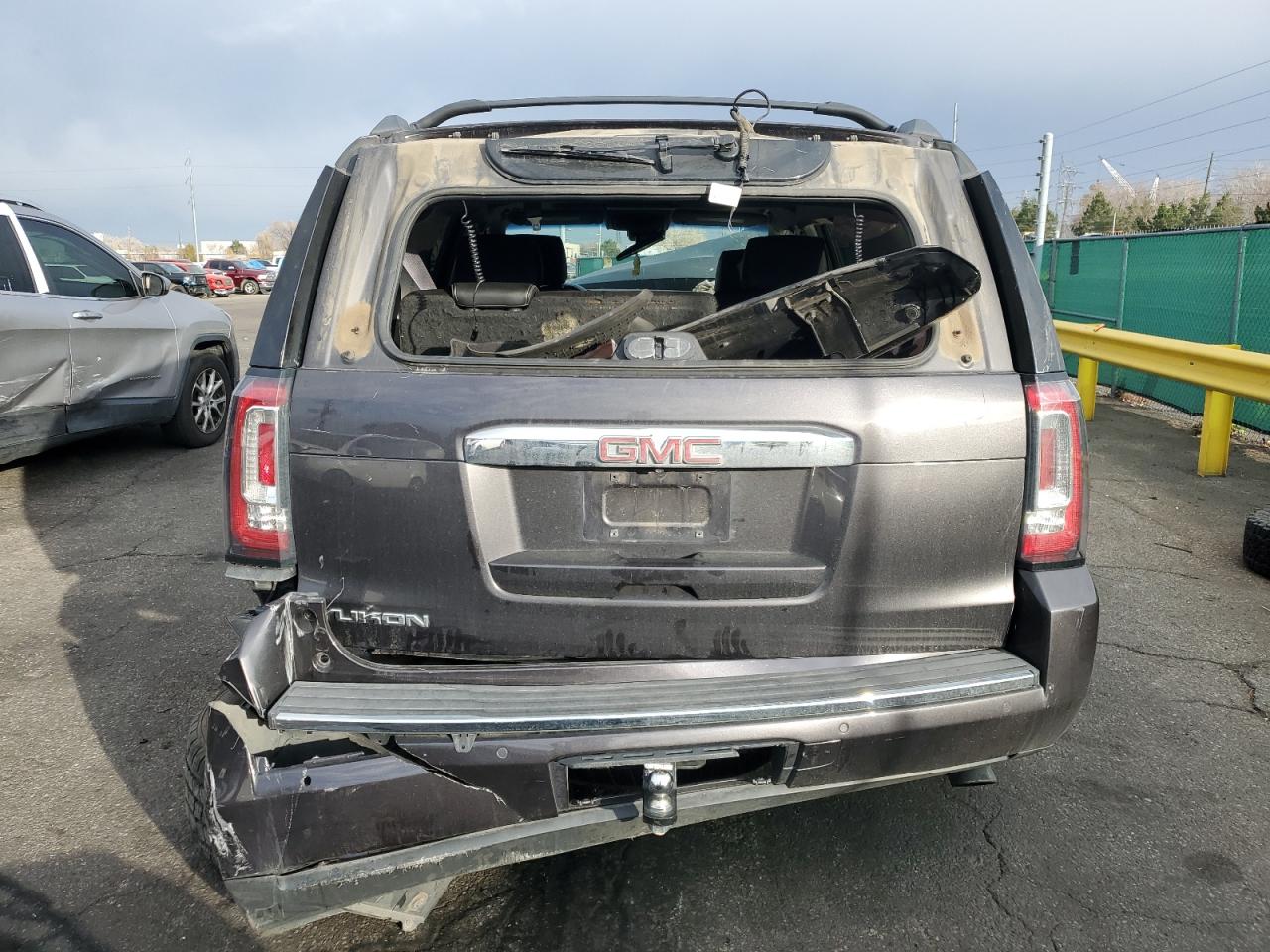 GMC Yukon Denali Image 13