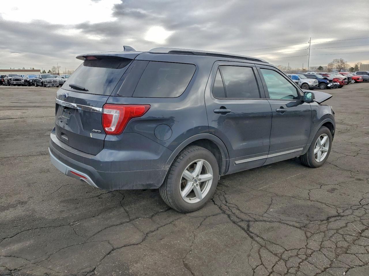 Ford Explorer Xlt Image 3