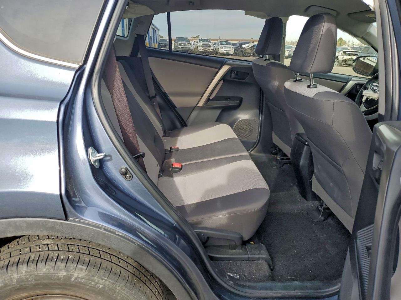 Toyota RAV4 Le Image 8