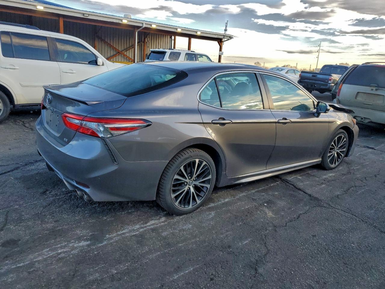 Toyota Camry L Image 2