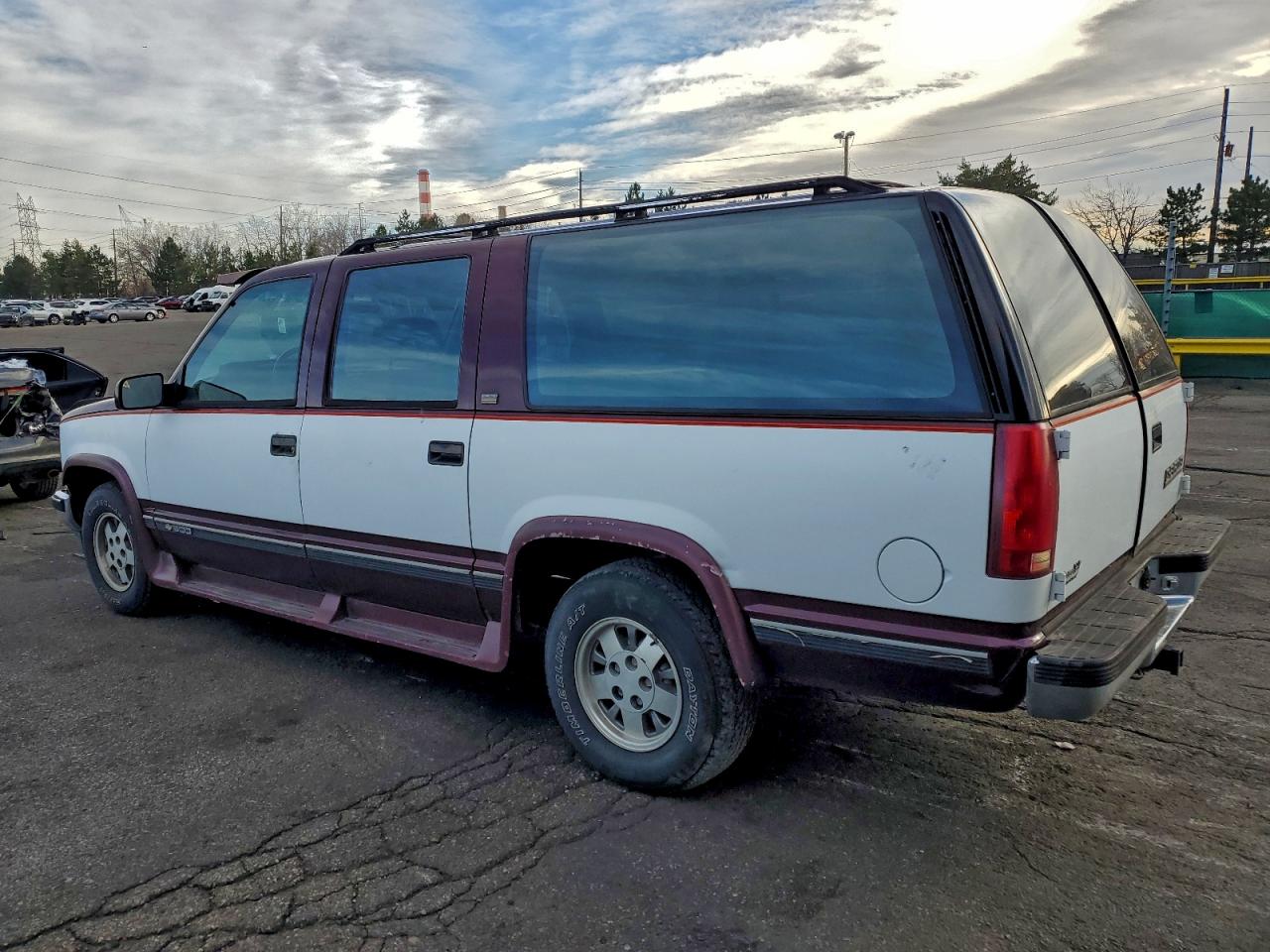 Chevrolet Suburban C1500 Image 2
