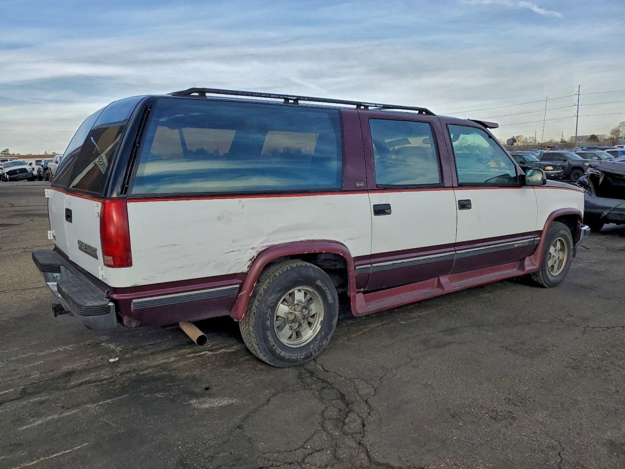 Chevrolet Suburban C1500 Image 11