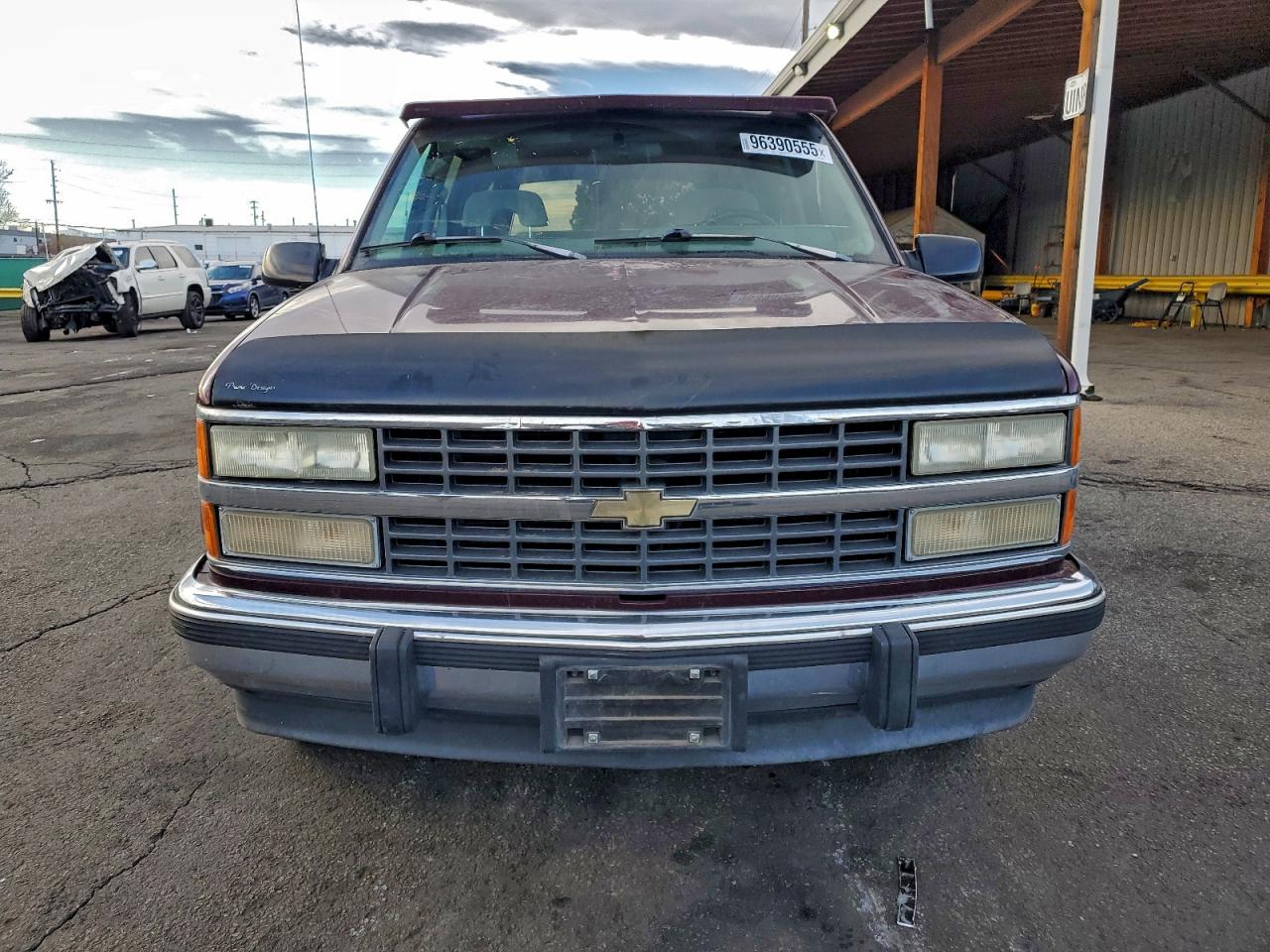 Chevrolet Suburban C1500 Image 5