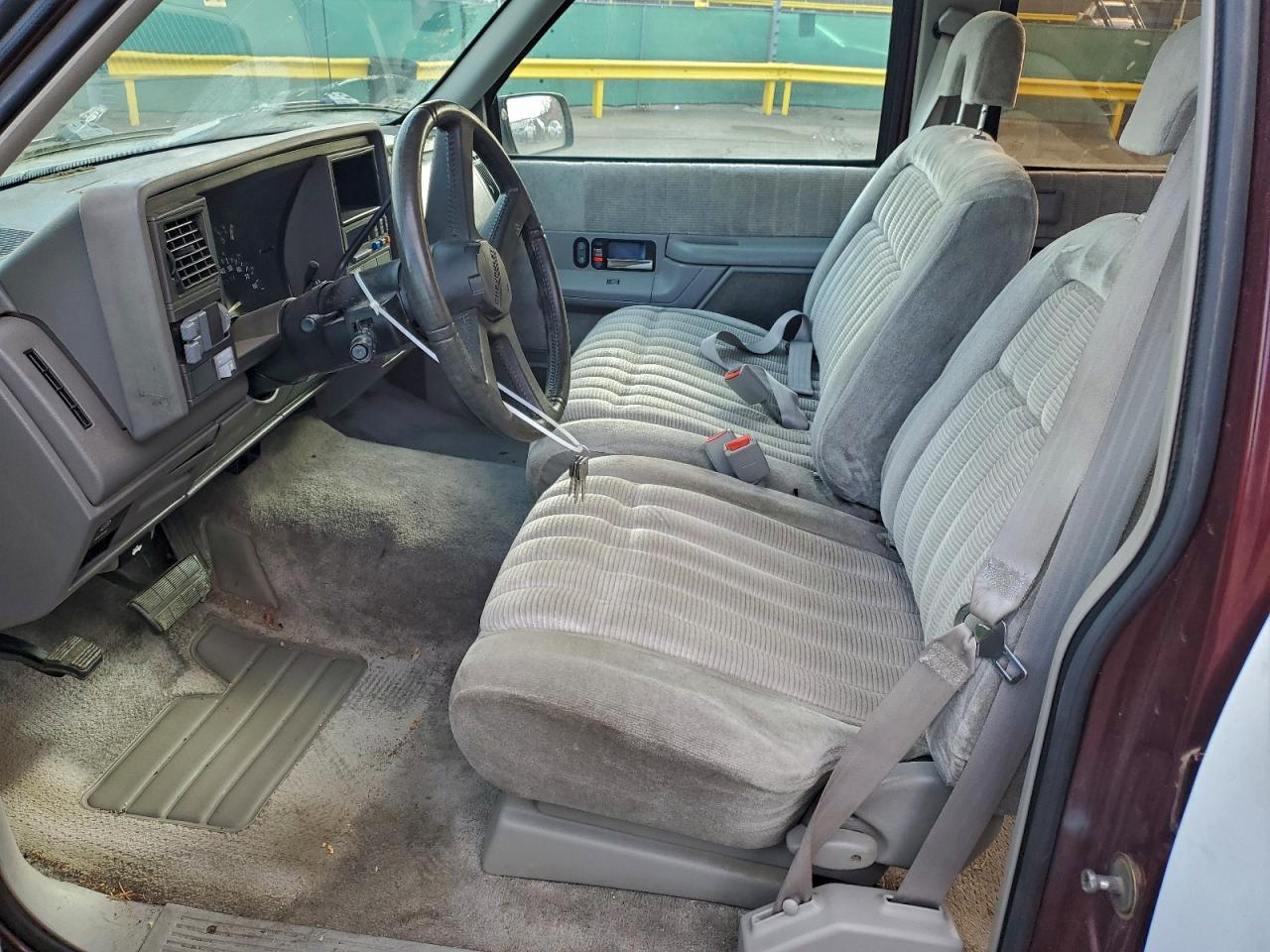 Chevrolet Suburban C1500 Image 4