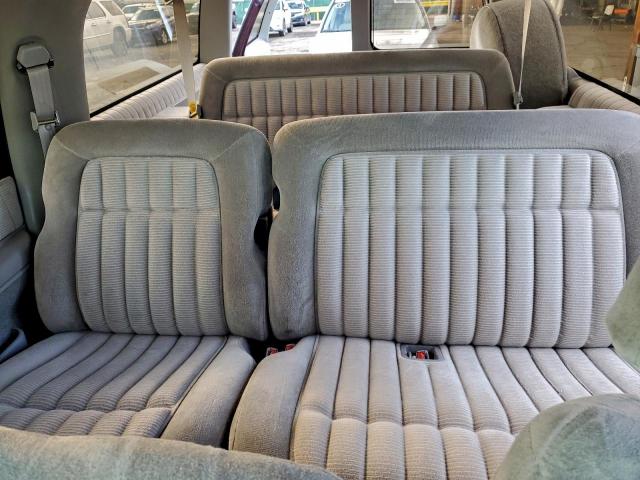 Chevrolet Suburban C1500 Image 12