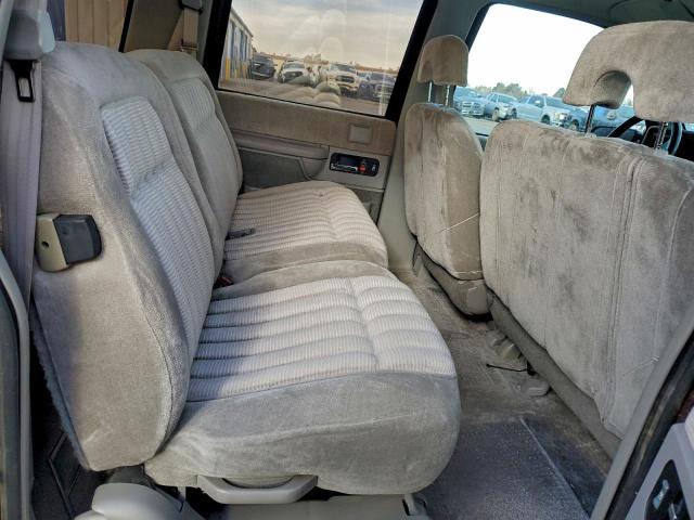 Chevrolet Suburban C1500 Image 13