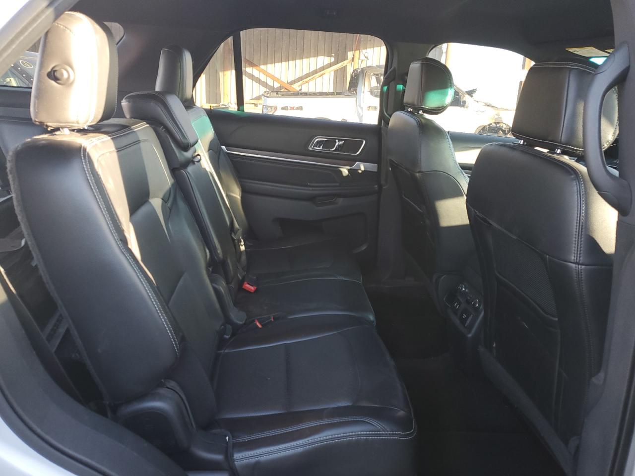 Ford Explorer Limited Image 8