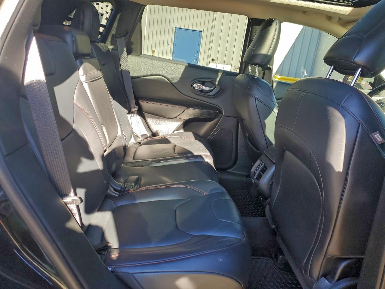 Jeep Cherokee Trailhawk Image 7