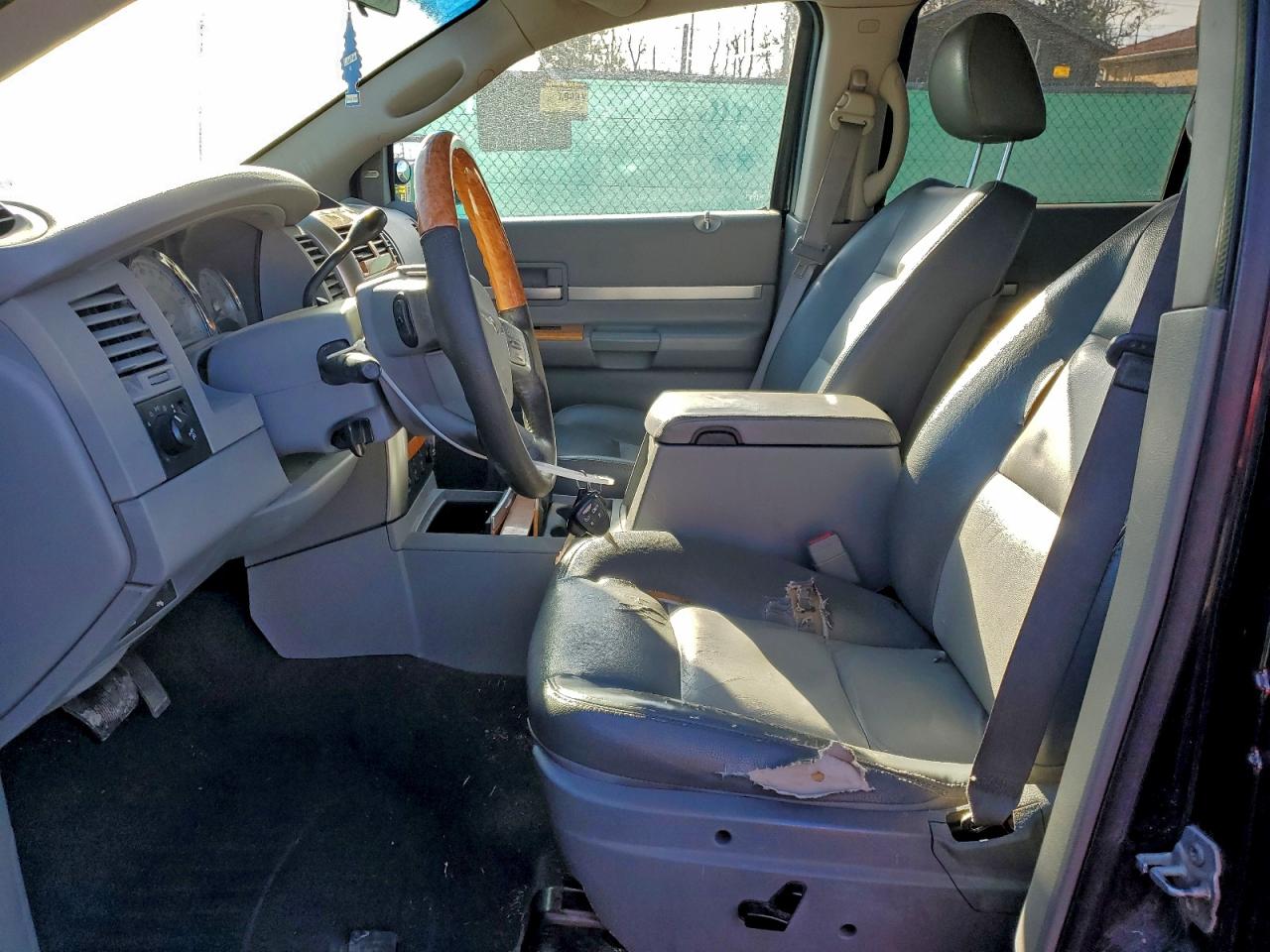 Chrysler Aspen Limited Image 8