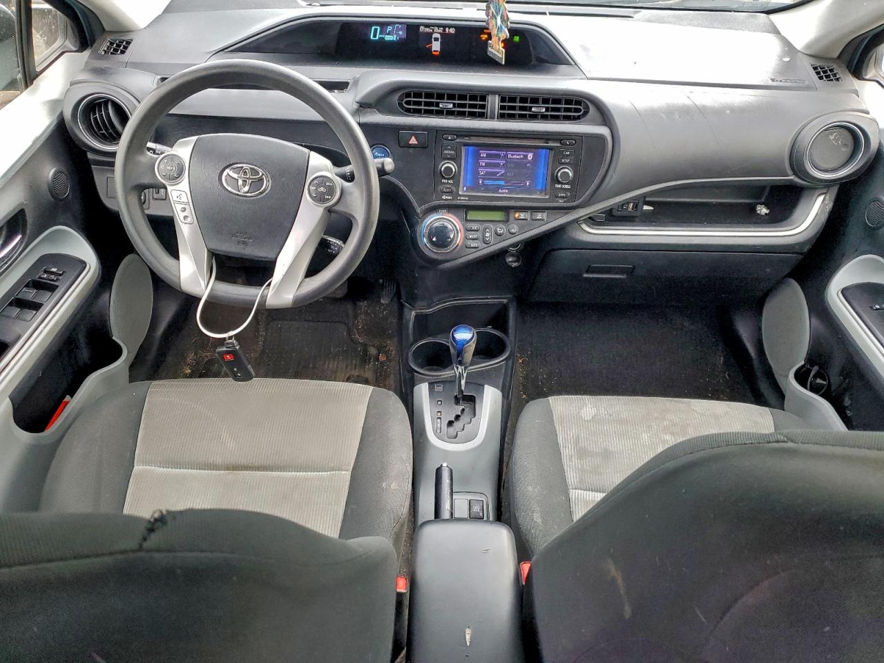 Toyota Prius Image 12
