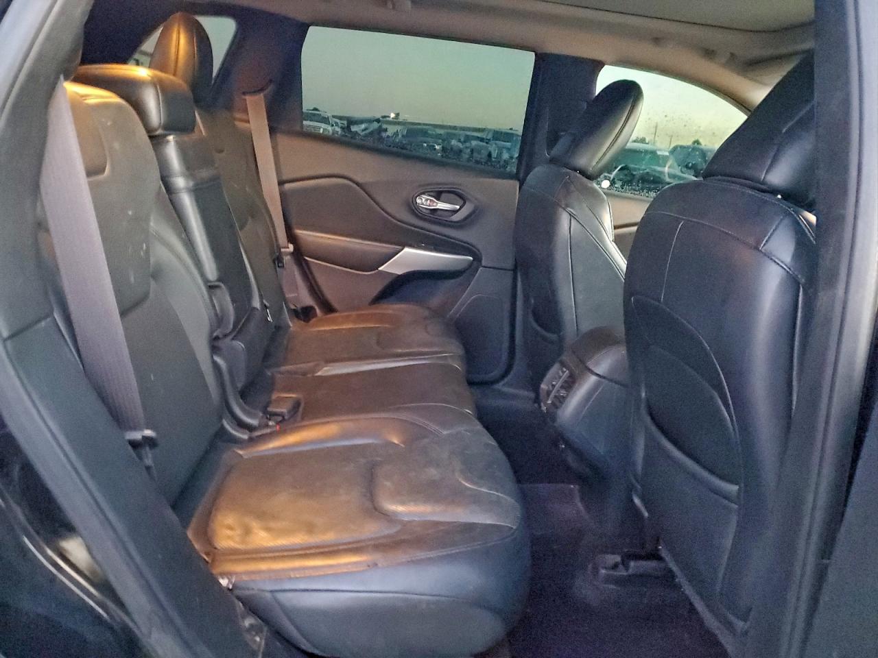 Jeep Cherokee Overland Image 11