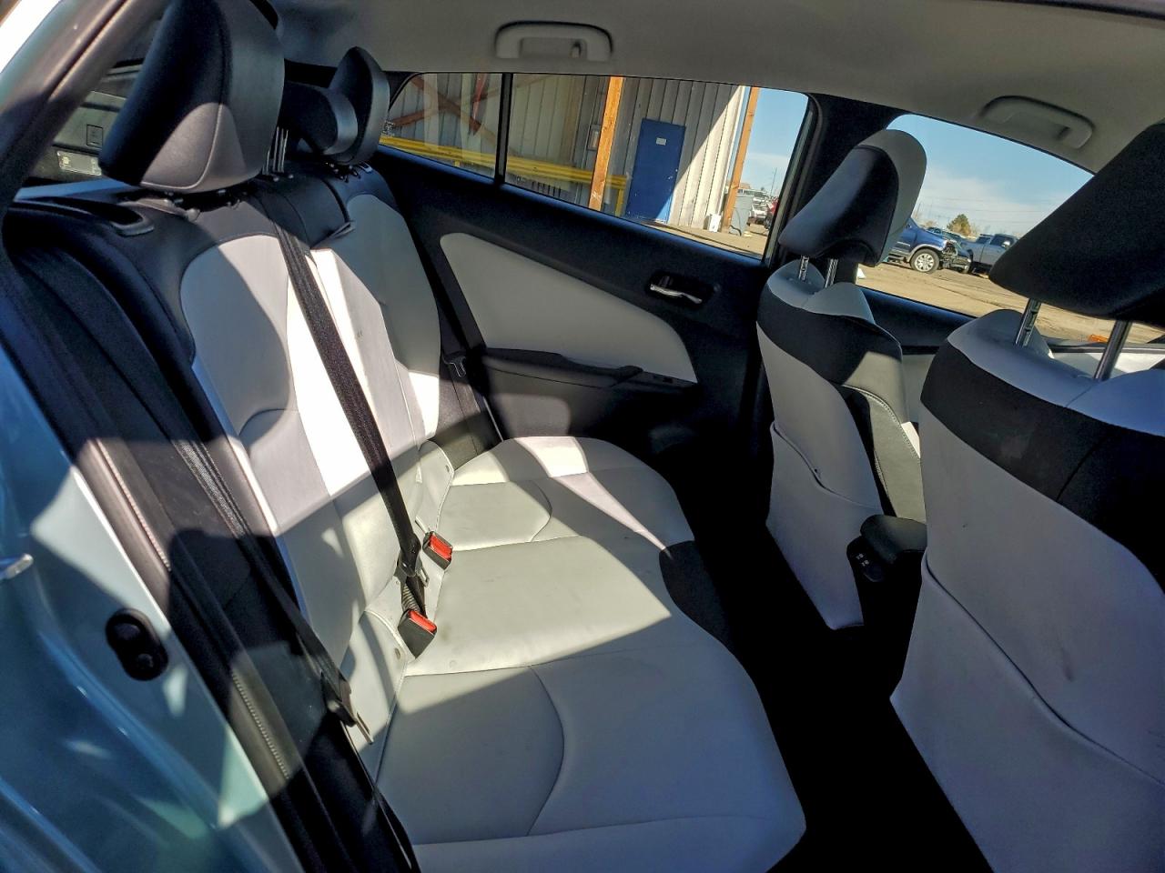 Toyota Prius Le Image 11